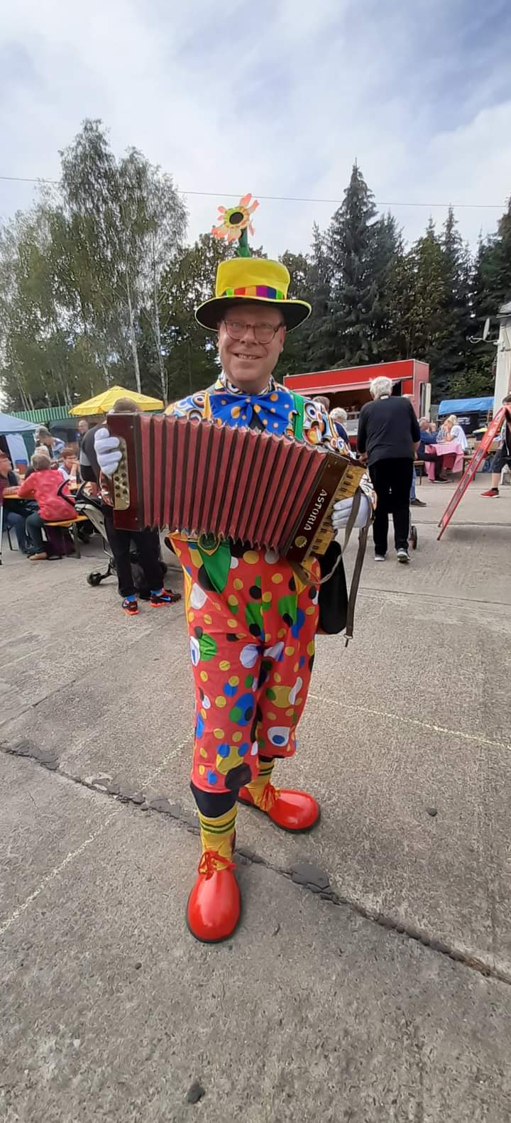 Musikalischer Programmmoment mit Akkordeon beim Handwerkermarkt am Gleis 19