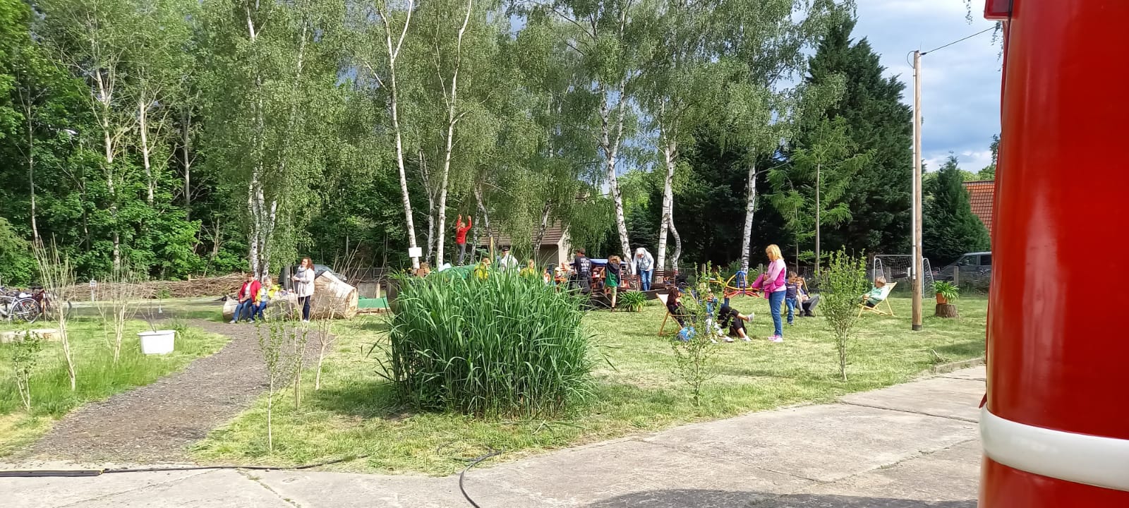 Besucher am Verkaufsstand beim Handwerkermarkt am Gleis 19