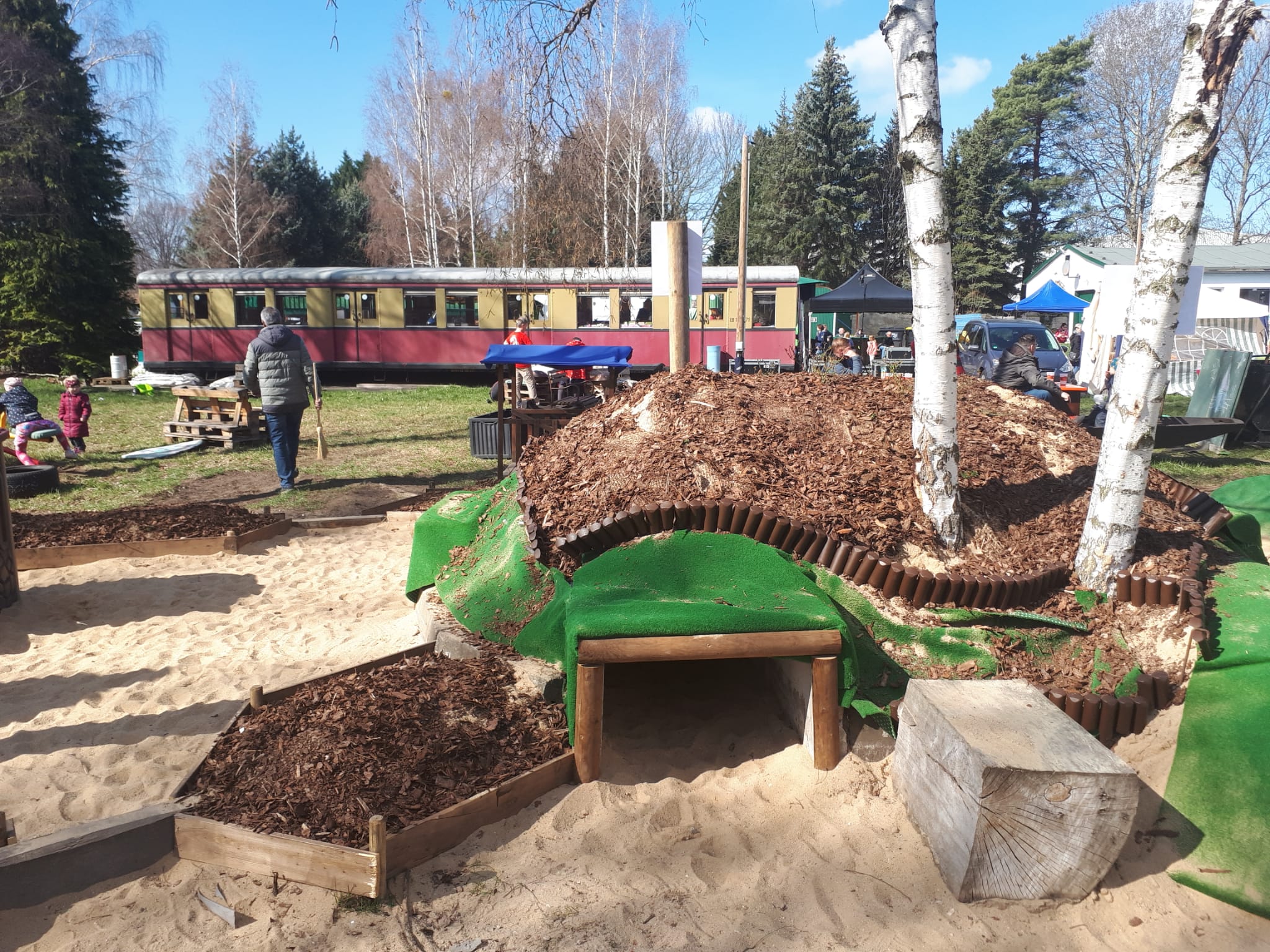 Neu angelegter Spielplatz mit Fuchsbau am Gleis 19 im Frühjahr 2022