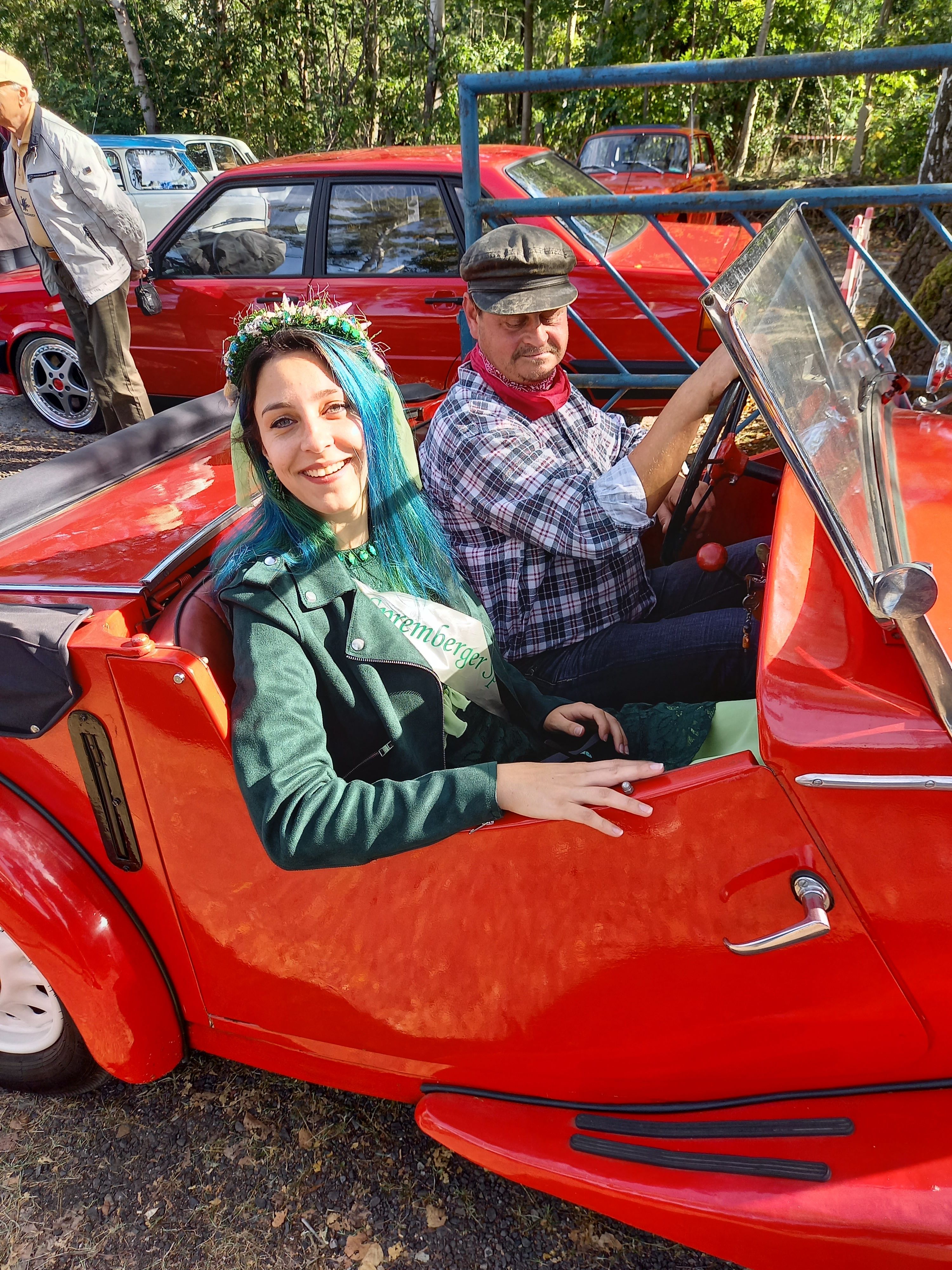 Historisches rotes Fahrzeug beim Oldtimertreffen am Gleis 19 im Oktober 2021