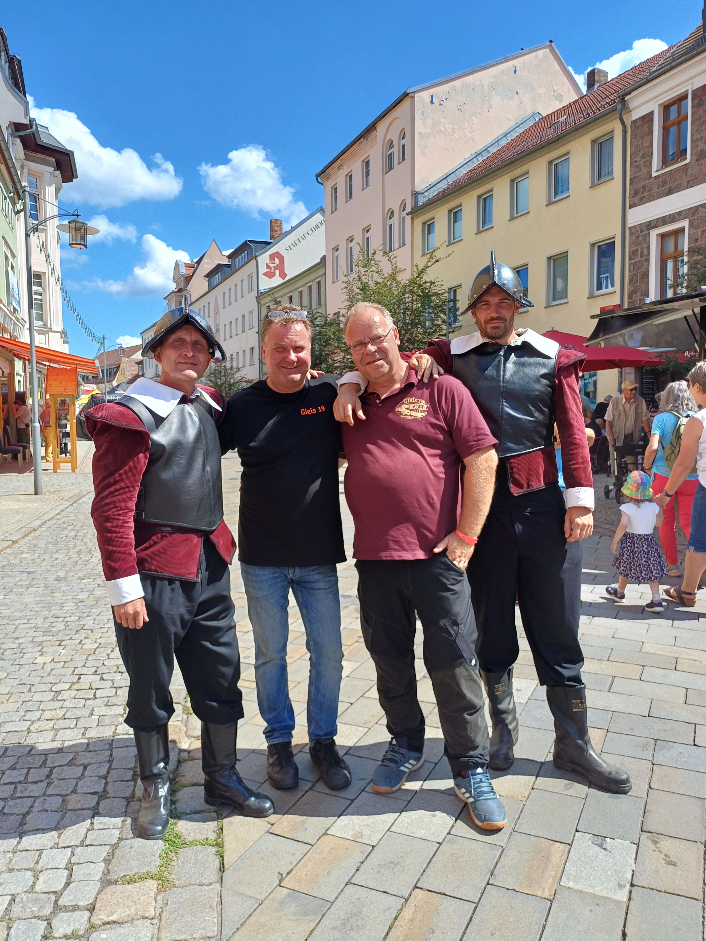 Gäste und historisch gekleidete Begleiter beim Heimatfest