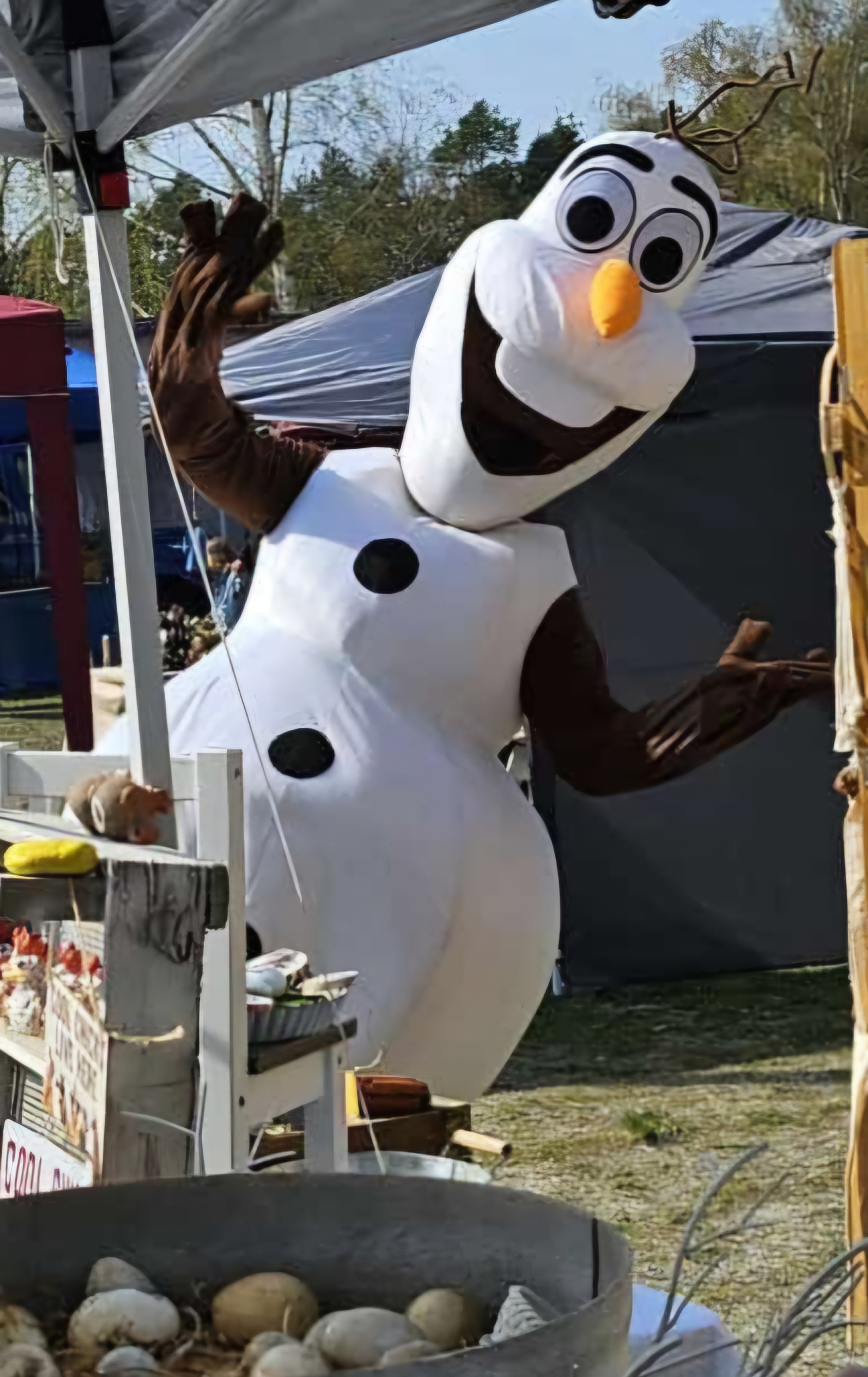 Große Schneemannfigur als Dekoration bei einer Winterveranstaltung